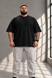 Ganzkörperaufnahme: schwarzes LR TEX Oversize T-Shirt reicht extra lang über die Hüfte