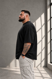 Seitenansicht des schwarzen LR TEX Oversize T-Shirts, die extra lange Saumlinie ist sichtbar
