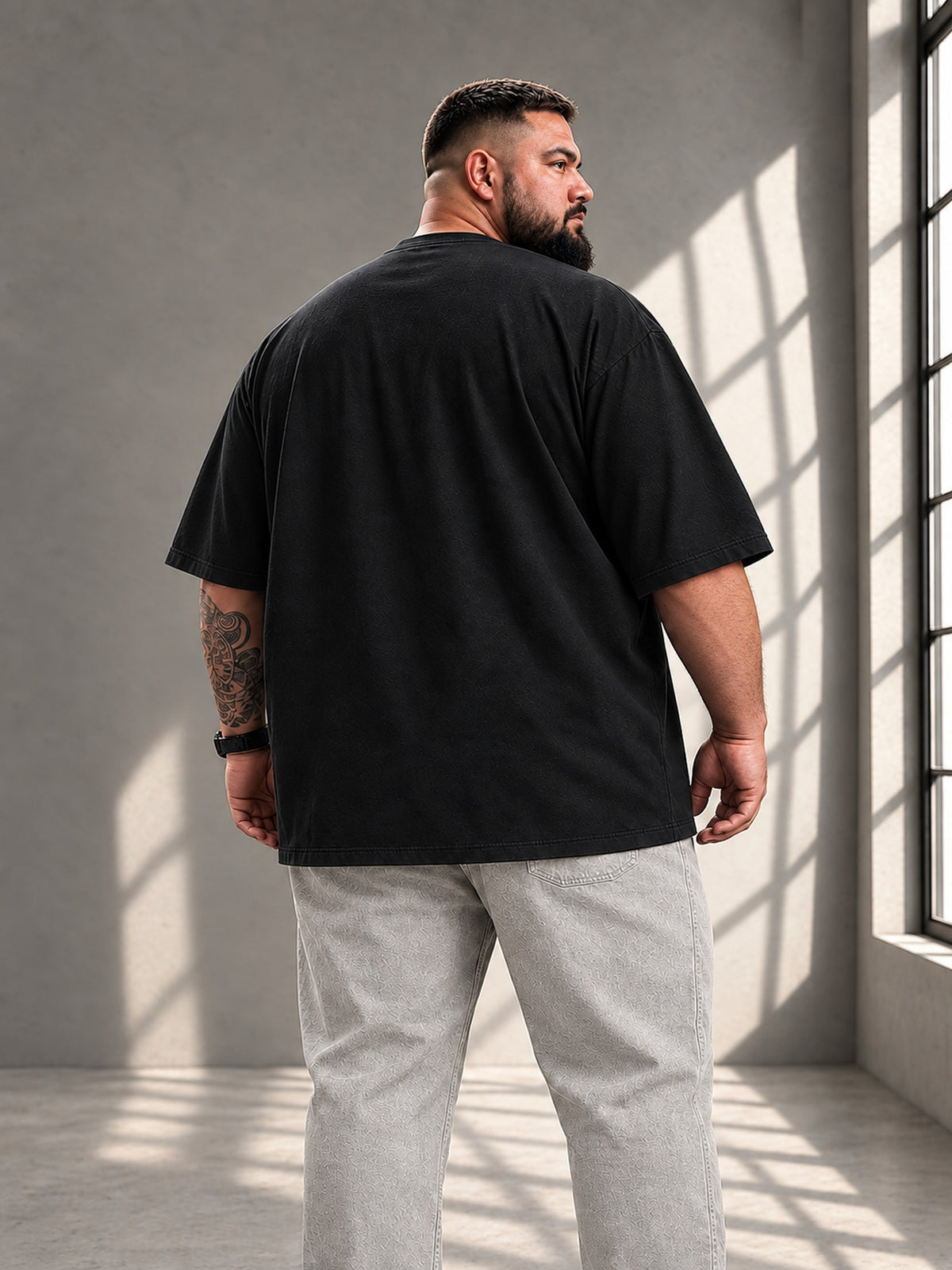 Rückansicht des schwarzen LR TEX Oversize T-Shirts mit extra langem, abgerundetem Saum