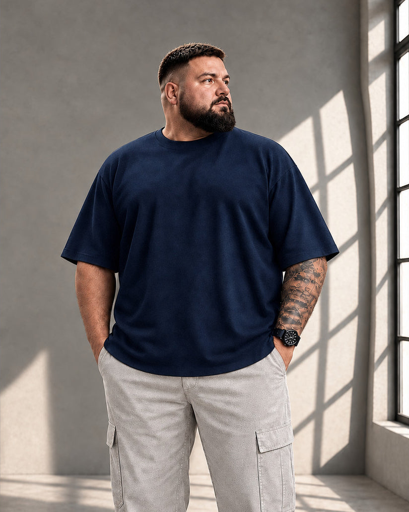 Marineblaues LR TEX Oversize-Shirt am Model, Fokus auf Schnitt, Ärmel und Saum