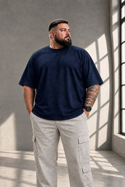 Mann in Größe 3XL trägt marineblaues LR TEX Oversize T-Shirt mit extra langem Schnitt, Vorderansicht