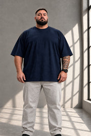 Ganzkörperaufnahme: marineblaues LR TEX Oversize T-Shirt reicht extra lang über die Hüfte