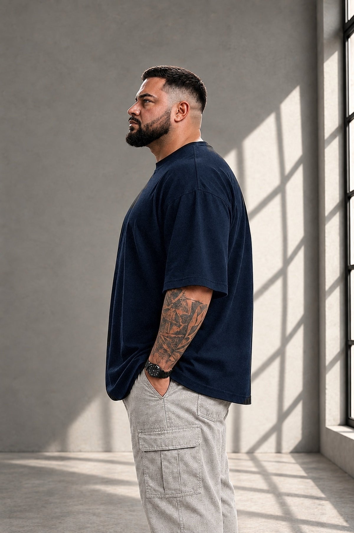 Seitenansicht des marineblauen LR TEX Oversize T-Shirts, die extra lange Saumlinie ist sichtbar