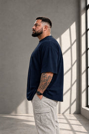 Seitenansicht des marineblauen LR TEX Oversize T-Shirts, die extra lange Saumlinie ist sichtbar