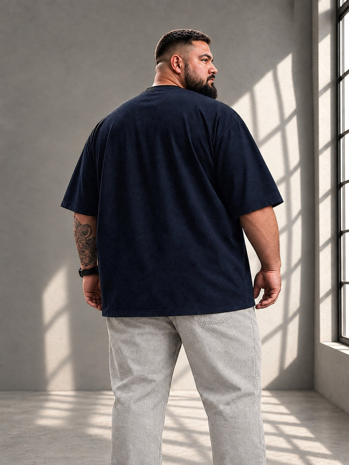 Rückansicht des marineblauen LR TEX Oversize T-Shirts mit extra langem, abgerundetem Saum